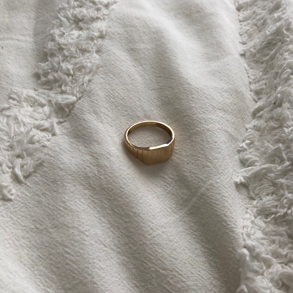 Mejuri signet ring. Size 7, 14k yellow gold.